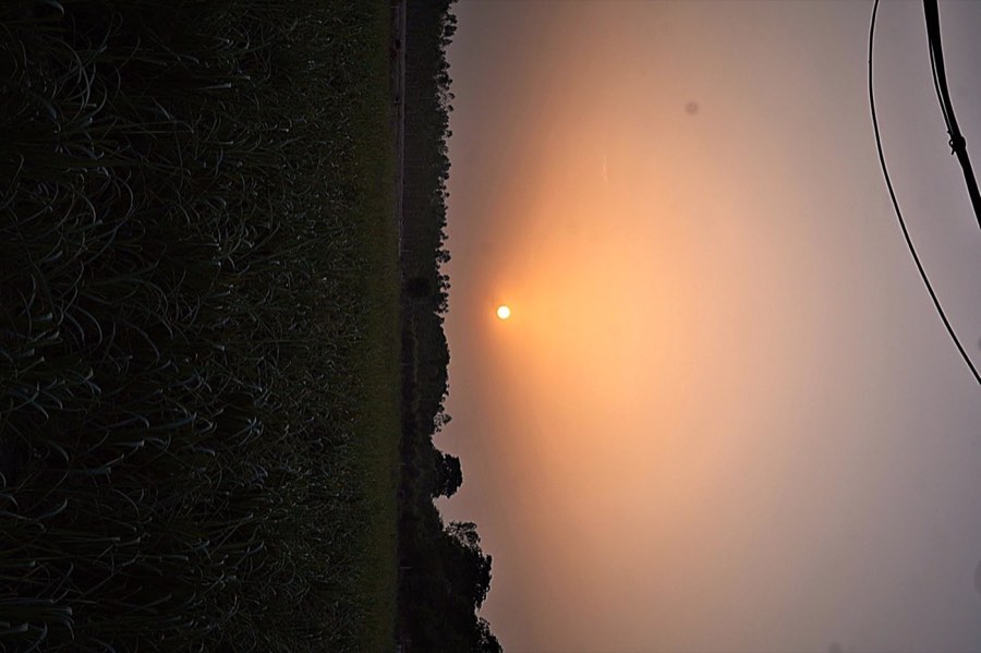 गाँव के ऊपर उगता सूरज, नया सवेरा